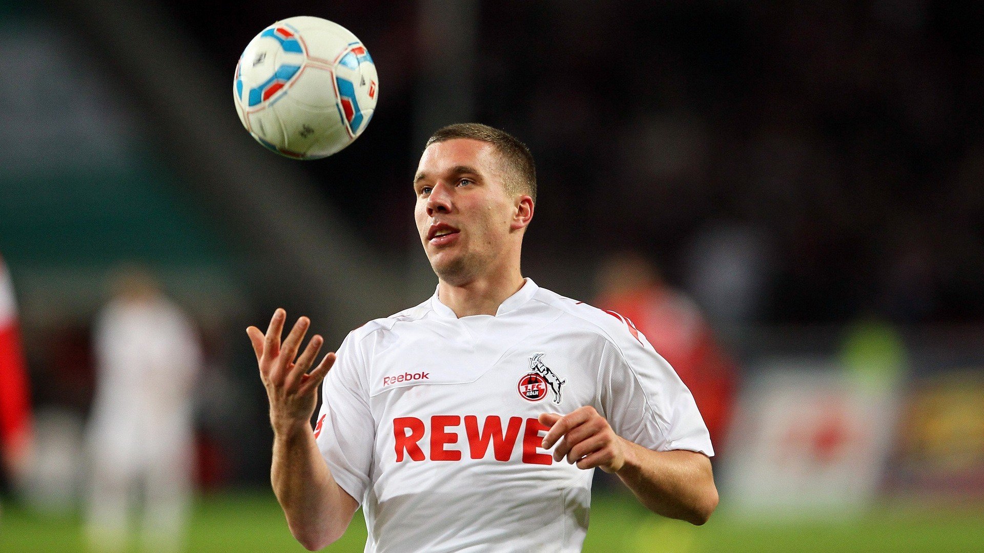 爱游戏app-_夜色彩跑：在灯光中点亮运动热情_，色彩夜景