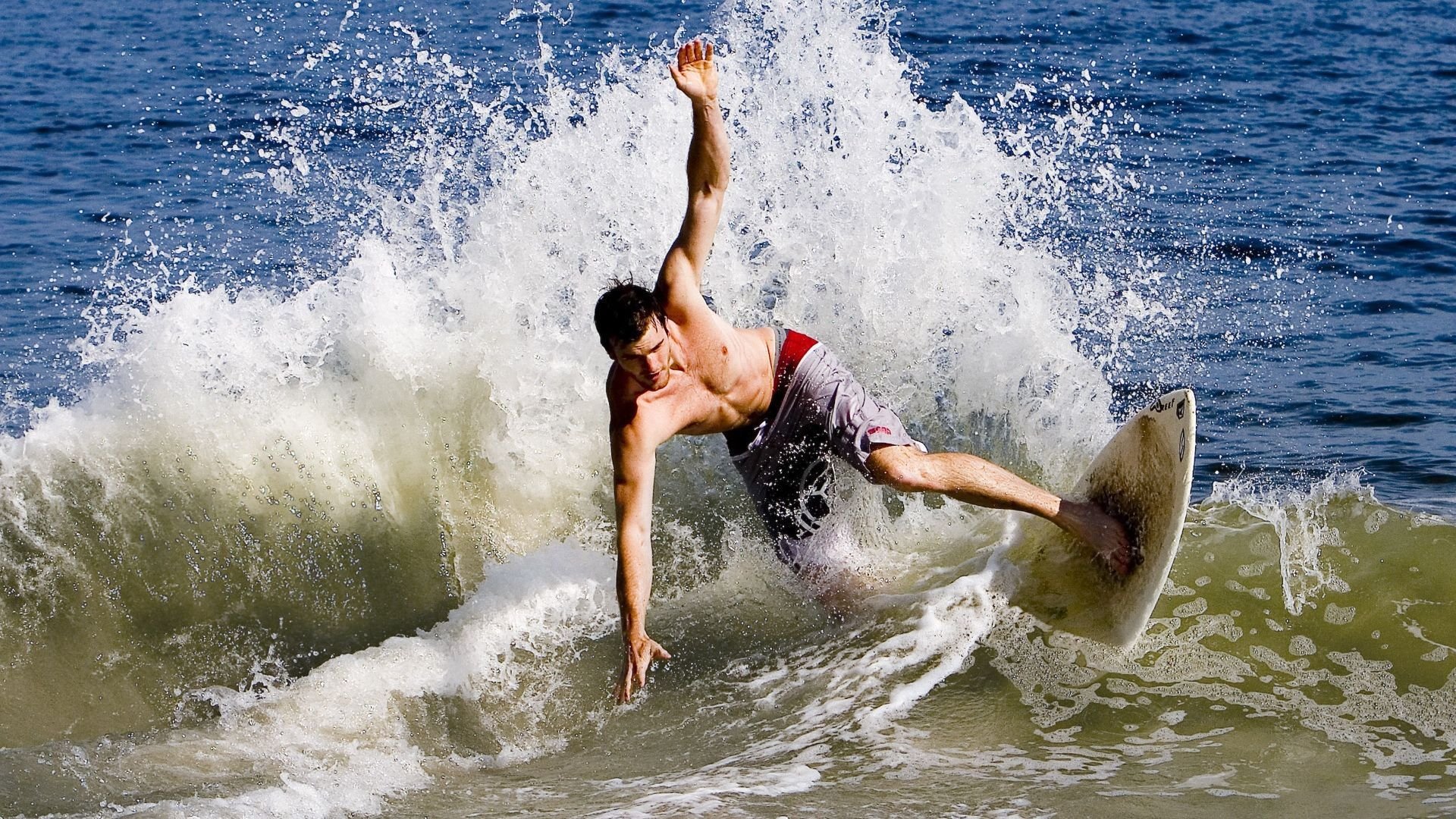 爱爱游戏-《顶级直播平台策略：如何吸引更多粉丝？》，这样直播才吸引人